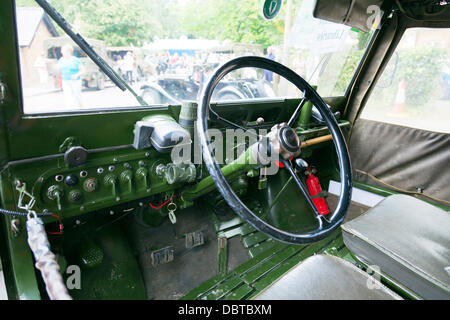 Woodhall Spa. 4 Août, 2013. Woodhall Spa 1940 week-end 4/08/2013 Royaume-Uni Angleterre Lincolnshire Village traditionnel des années 1940. temps de guerre de l'époque ainsi que des véhicules de guerre et voitures Crédit : Paul Thompson Live News/Alamy Live News Banque D'Images