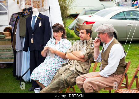 Woodhall Spa. 4 Août, 2013. Woodhall Spa 1940 week-end 4/08/2013 Royaume-Uni Angleterre Lincolnshire Village. Les résidents locaux habillés en temps de guerre 1940 traditionnels de l'époque des tenues ainsi que des véhicules de guerre et voitures Crédit : Paul Thompson Live News/Alamy Live News Banque D'Images