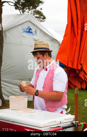 Woodhall Spa. 4 Août, 2013. Woodhall Spa 1940 week-end 4/08/2013 Royaume-Uni Angleterre Lincolnshire Village. Les résidents locaux habillés dans un style années 1940, vendeurs de glaces outfit Crédit : Paul Thompson Live News/Alamy Live News Banque D'Images