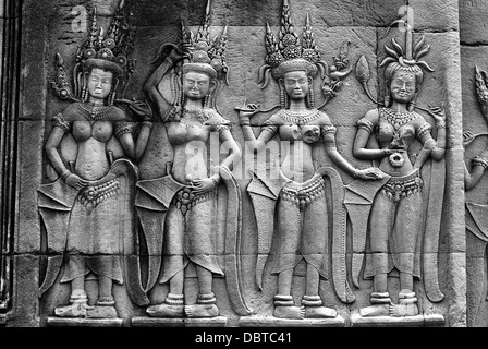 Bas-reliefs ornés d'Apsara sur la paroi interne d'Angkor Wat, au Cambodge Banque D'Images