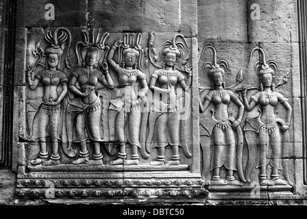 Bas-reliefs ornés d'Apsara sur la paroi interne d'Angkor Wat, au Cambodge Banque D'Images