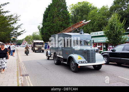 Woodhall Spa. 4 Août, 2013. Woodhall Spa 1940 week-end 4/08/2013 Royaume-Uni Angleterre Lincolnshire Village. Feu de l'armée britannique l'accélération du moteur vers le bas road 1940 traditionnelles tenues en temps de guerre de l'époque ainsi que des véhicules de guerre et voitures Crédit : Paul Thompson Live News/Alamy Live News Banque D'Images