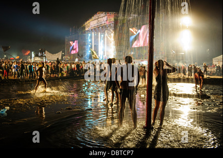 Les participants du festival s'amuser dans la piscine de boue du Willa Arte Woodstock Music Festival à Nowy, Pologne. Banque D'Images