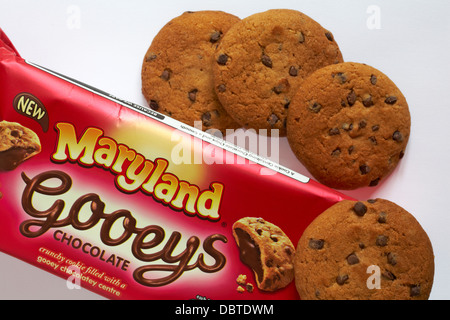 New Maryland Gooeys cookie croustillant chocolat remplis d'une gâterie gluant centre avec matières supprimées sur fond blanc Banque D'Images