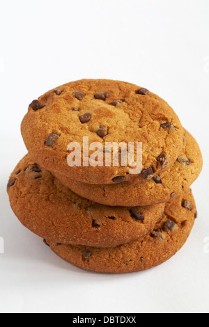 Pile de New Maryland Gooeys croustillant chocolat remplis d'un cookie au chocolat de gooey center isolé sur fond blanc Banque D'Images