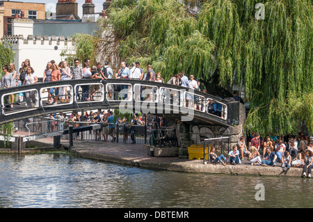 Passerelle et qui passent plus de Camden Lock, près de Camden Market, Londres, Angleterre, Royaume-Uni. Banque D'Images