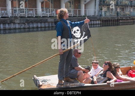 Un punt bateau avec les touristes à bord à Camden Lock, près de Camden Market, Londres, Angleterre, Royaume-Uni. Banque D'Images