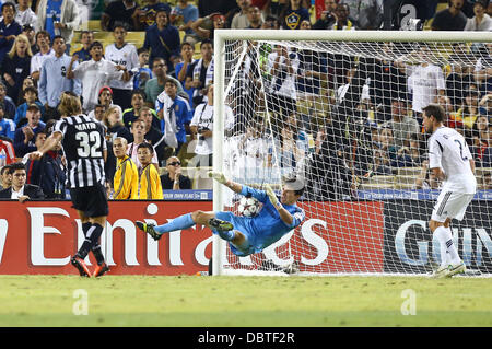 Los Angeles, Californie, USA. 3e août 2013. Le 3 août 2013 Los Angeles, California : Los Angeles Galaxy gardien Brian Rowe (12) bloque une tentative de but par l'avant de la Juventus Alessandro Matri (32) au cours de Match 6 de la Coupe des Champions internationaux Guinness match de football entre la Juventus et la Galaxy au Dodger Stadium le 3 août 2013 à Los Angeles, Californie. Rob Carmell/CSM/Alamy Live News Banque D'Images