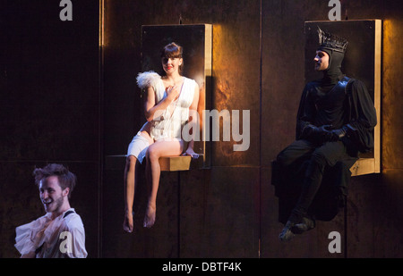 Ballet Preljocaj Blanche Neige effectuer au Sadler's Wells Theatre, Londres, en costumes conçus par Jean Paul Gaulier Banque D'Images