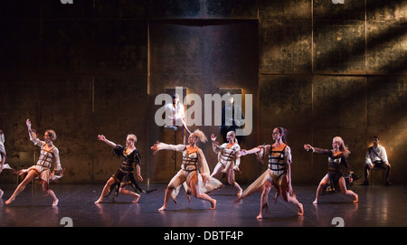 Ballet Preljocaj Blanche Neige effectuer au Sadler's Wells Theatre, Londres, en costumes conçus par Jean Paul Gaulier Banque D'Images