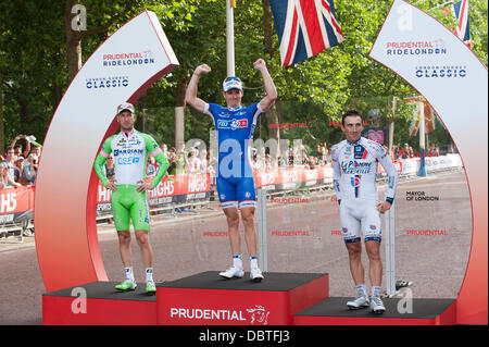 Londres, Royaume-Uni. Le 04 août, 2013. Cycliste français Arnaud Demare célèbre sa victoire de la London Surrey Classic pro race avec Sacha Modolo et Yannick Martinez Crédit classées deuxième et troisième : Malcolm Park/Alamy Live News Banque D'Images