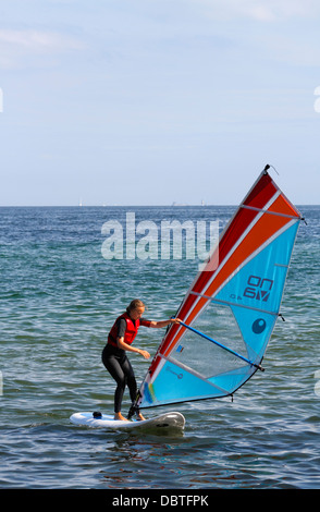 Teenage girl learning to windsurf dans l'Øresund (son) à Vejle au Danemark Banque D'Images