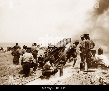 L'artillerie anglaise tirer sur un fort turc pendant la WW1 Banque D'Images