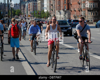 Cyclistes juste avant de traverser Langebro, pont au-dessus du port, sur H.C. Le boulevard Andersens à Copenhague en été. Copenhague, Danemark. Banque D'Images