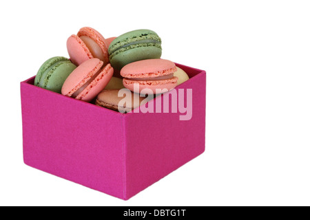 Fort de macarons colorés isolé sur blanc avec copie espace Banque D'Images