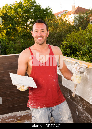 L'homme passionné de bricolage à la maison. L'homme est souriant et a une attitude positive. Banque D'Images