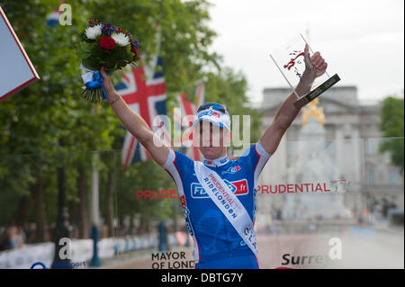 Londres, Royaume-Uni. Le 04 août, 2013. Cycliste français Arnaud Demare célèbre sa victoire de la 140 mile London Surrey Classic pro race Crédit : Malcolm Park/Alamy Live News Banque D'Images