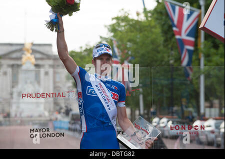 Londres, Royaume-Uni. Le 04 août, 2013. Cycliste français Arnaud Demare célèbre sa victoire de la 140 mile London Surrey Classic pro race Crédit : Malcolm Park/Alamy Live News Banque D'Images