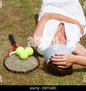 Portrait d'un joueur de tennis féminin portant sur l'herbe Banque D'Images