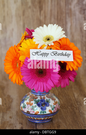 Happy Birthday card et coloré bouquet de gerberas en vase vintage Banque D'Images