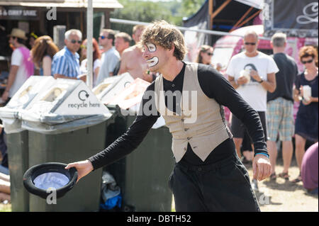 Hertfordshire, UK, 04/08/2013 : Standon appelant Festival. Atmosphère, les participants déguisés sur le thème de 'courir loin de la cirque'. Photo par Julie Edwards Banque D'Images