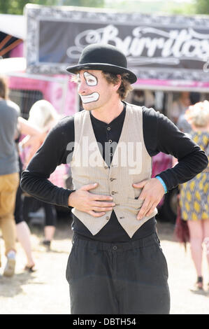 Hertfordshire, UK, 04/08/2013 : Standon appelant Festival. Atmosphère, les participants déguisés sur le thème de 'courir loin de la cirque'. Photo par Julie Edwards Banque D'Images