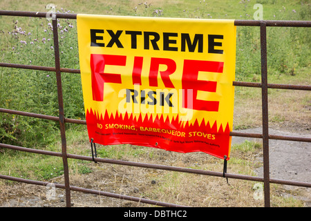 Risque de feu extrême signe sur la porte en North York Moors National Park, Angleterre, Royaume-Uni Banque D'Images