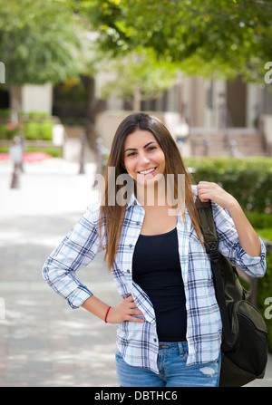 Attractive Young Woman Portrait féminin des études sur le campus de l'école avec sac à dos. Banque D'Images