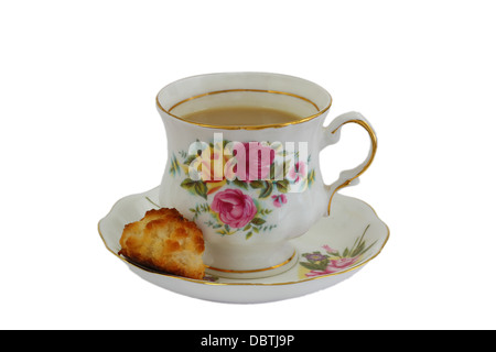 Tasse de thé et de biscuits isolated on white Banque D'Images