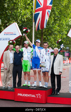 4.08.2013. Le Mall, Londres, Royaume-Uni. Cycliste français Arnaud Demare célèbre sa victoire de la 140 mile London Surrey Classic pro race à la cérémonie de remise des prix sur le Mall dans le centre de Londres Banque D'Images