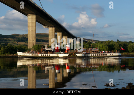 Le Waverley vapeur à aubes passe sous la Erskine Bridge comme il navigue à l'ouest de Glasgow. Banque D'Images