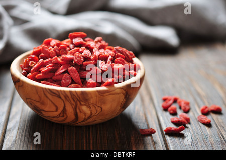 Bol en bois avec les baies de goji sur la table libre Banque D'Images