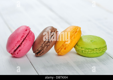 Macarons colorés isolated over white background Banque D'Images