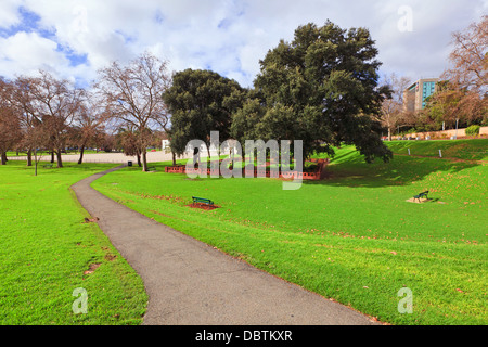 Sentier menant au terrain de parade Torrens sur King William Street dans la ville de Adelaide (Australie) Banque D'Images