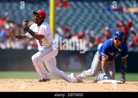 Anaheim, Californie, USA. 4e août 2013. 4 août 2013, Anaheim, California : Los Angeles Angels shortstop Erick Aybar (2) réagit à l'appel des juges-arbitres pour les Blue Jays de Toronto de troisième but Brett Lawrie (13) comme en sécurité durant le jeu de la Ligue Majeure de Baseball entre les Blue Jays de Toronto et les Angels de Los Angeles au Angel Stadium le 4 août 2013 à Anaheim, en Californie. Rob Carmell/CSM/Alamy Live News Banque D'Images