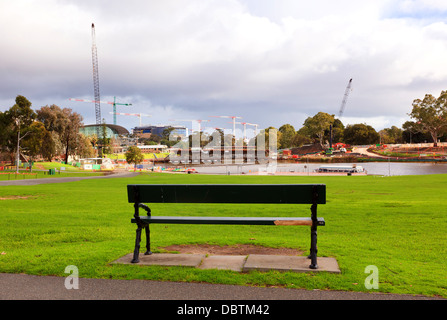 Banc de parc avec vue sur Rymill Park sur les rives de la rivière Torrens dans la ville de Adelaide (Australie) Banque D'Images