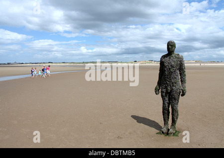 Un autre lieu d'art statue sur Crosby Beach dans le Lancashire Banque D'Images
