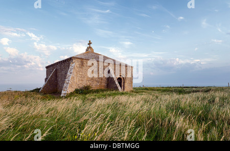 Une vieille chapelle perché sur les falaises à St Aldhelm's Head sur la côte jurassique du Dorset Banque D'Images