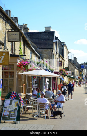 High Street, Burford, Cotswolds, Oxfordshire, Angleterre, Royaume-Uni Banque D'Images