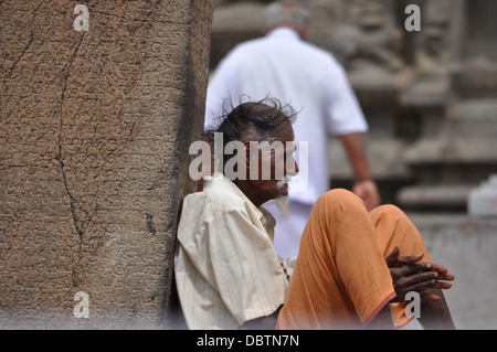 Un vieil homme est assis à la recherche de l'aumône à l'extérieur d'un temple dans le Tamil Nadu, Inde du Sud Banque D'Images