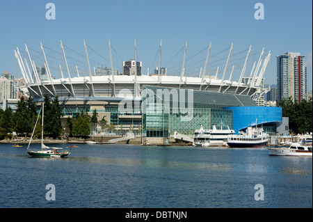 Le Stade BC Place avec Plaza of Nations en premier plan complexe de False Creek, Vancouver, BC, Canada Banque D'Images