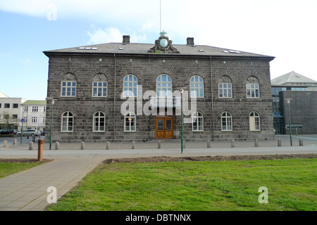 Le principal bâtiment du parlement islandais (Althing) à Reykjavik. Banque D'Images
