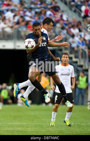 East Rutherford, New Jersey, USA. 4e août 2013. 04 août 2013 : l'avant de l'Inter de Milan Mauro Icardi (9) et le milieu de terrain de Valence Javier Fuego (15) Rendez-vous à la balle pendant le match de Coupe des Champions internationaux Guinness entre Valence C.F. et l'Inter Milan au stade de la métropolitaine, East Rutherford, New Jersey. Valence défait Internazionale 4-0. Credit : csm/Alamy Live News Banque D'Images