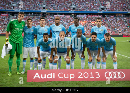 L'équipe de Manchester City line-up du groupe (Man.C), le 1 août 2013 - Football : l'équipe de Manchester City group (L-R) Costel Pantilimon, Stevan Jovetic, Gareth Barry, Vincent Kompany, Dedryck Boyata, Alvaro Negredo, Gael Clichy ; avant, Pablo Zabaleta, Fernandinho, Samir Nasri, James Milner poser avant de l'Audi Cup 2013 match final entre FC Bayern Munchen 2-1 Manchester City à l'Allianz Arena de Munich, Allemagne. (Photo de Maurizio Borsari/AFLO) [0855] Banque D'Images