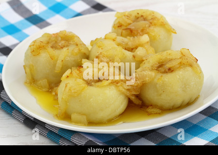 Boulettes de pommes de terre avec des oignons frits, Close up Banque D'Images