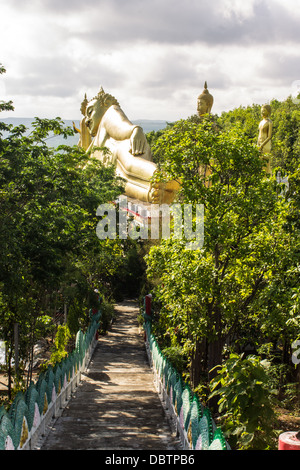 Grand Bouddha couché et debout dans bouddha Wat Mokkanlan , Chomthong Chiangmai Thailand Banque D'Images