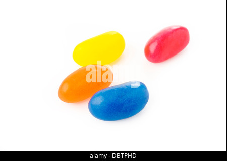 Jelly Beans multi couleur sur fond blanc Banque D'Images
