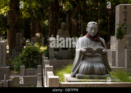 Une statue sur une tombe du cimetière Okunoin, Koyasan, Japon. Banque D'Images