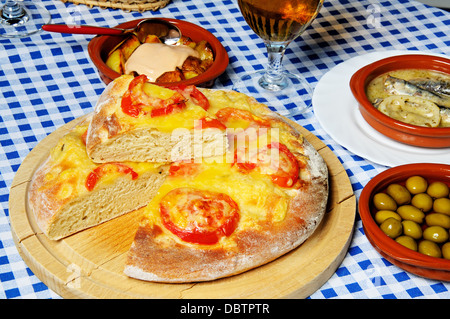 Fromage et pain garni de tomates, sardines, olives et pommes de terre ébréchée, Costa del Sol, la province de Malaga, Andalousie, Espagne, Europe. Banque D'Images