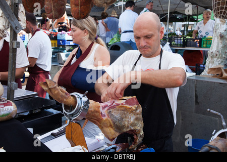 La sculpture de Trader au jambon Palma Pollensa old town dimanche dans le marché principal de la Plaza Mayor. Banque D'Images